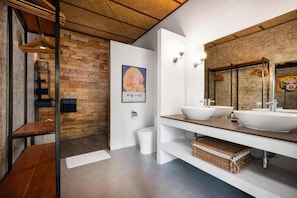 A modern bathroom with a large mirror, two sinks, and a wooden ceiling. - Shanti Rock Residence Koh Phangan  (Koh Phangan)