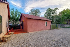 A small, single-story building with a red roof and a gravel driveway. - Couple’s Casita Near Historic Downtown Roswell! (Roswell)