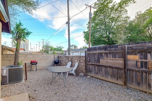 A backyard with a barbecue grill, a table, and chairs. - Couple’s Casita Near Historic Downtown Roswell! (Roswell)