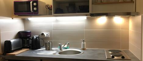 Coffee/tea maker, fridge, microwave, oven