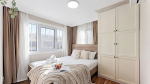 Ein Schlafzimmer mit einem Bett, einem Kleiderschrank und einem Fenster.