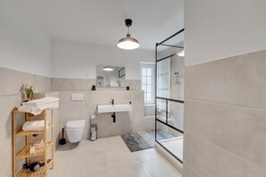 Căn hộ Deluxe, bếp, quang cảnh núi | Phòng tắm | Buồng tắm vòi sen, máy sấy tóc, khăn tắm, xà phòng