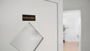 Una puerta con un panel de vidrio esmerilado y un letrero que dice 'Grafenresidenz'.