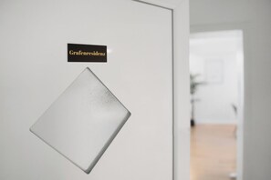 Una puerta con un panel de vidrio esmerilado y un letrero que dice 'Grafenresidenz'.