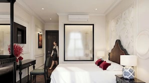 Een hotelkamer met een bed, nachtkastje, lamp en een groot raam.