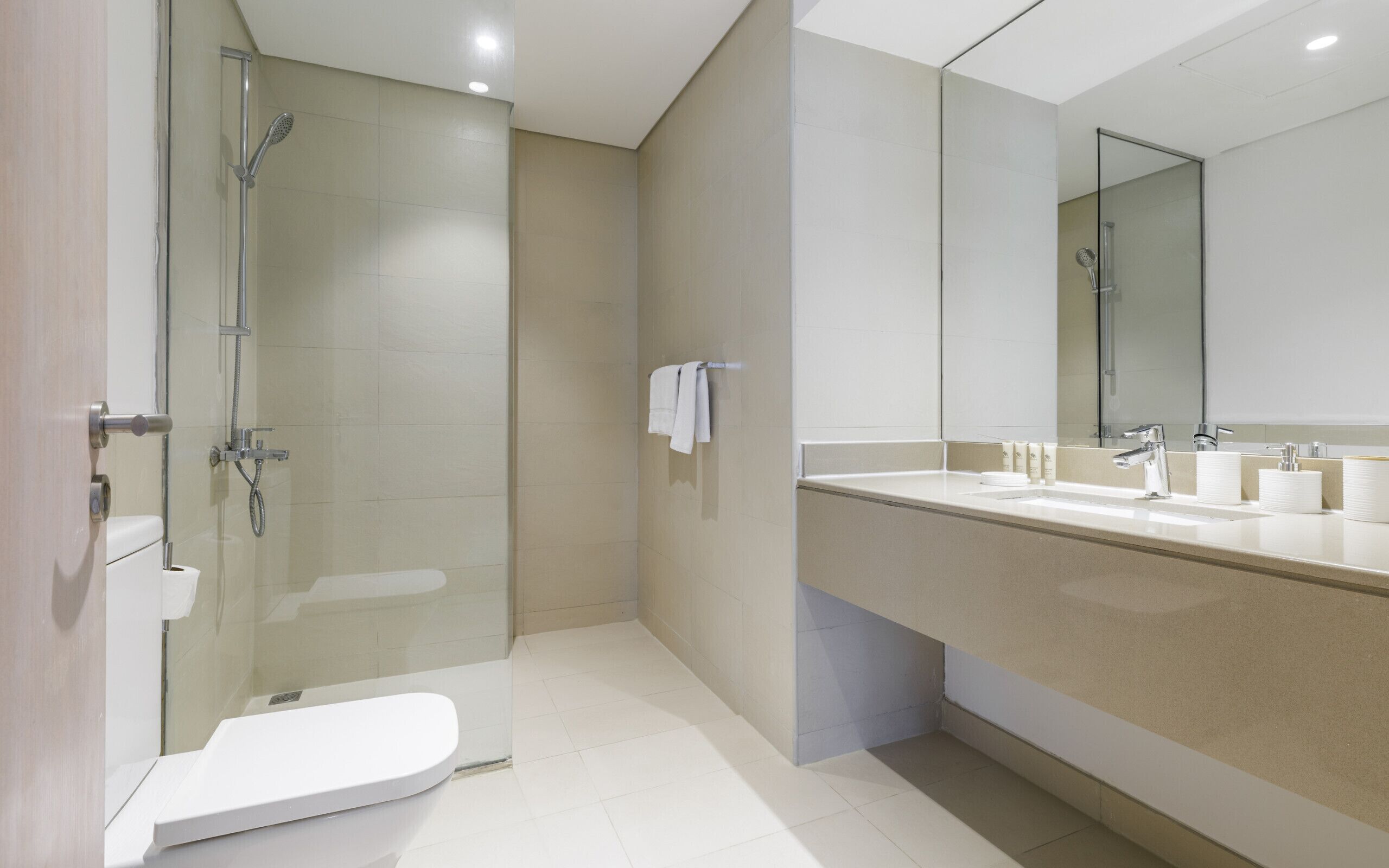 Een douche, een haardroger, een bidet, handdoeken
