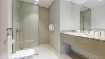 Een douche, een haardroger, een bidet, handdoeken