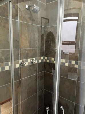 Bathroom - Charming Double Room Rental in Cape Town with Modern Amenities (Cape Town)