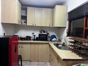Private kitchen - Charming Double Room Rental in Cape Town with Modern Amenities (Cape Town)