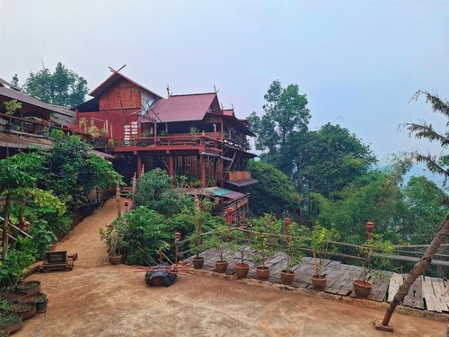 Authentic Akha Mudhouse — Mountain View Retreat in Mae Salong บ้านดินอาข่า