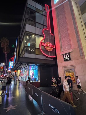Un bâtiment orné d'une enseigne au néon indiquant « Hard Rock Cafe » et d'une autre indiquant « Dolby Theatre ».
