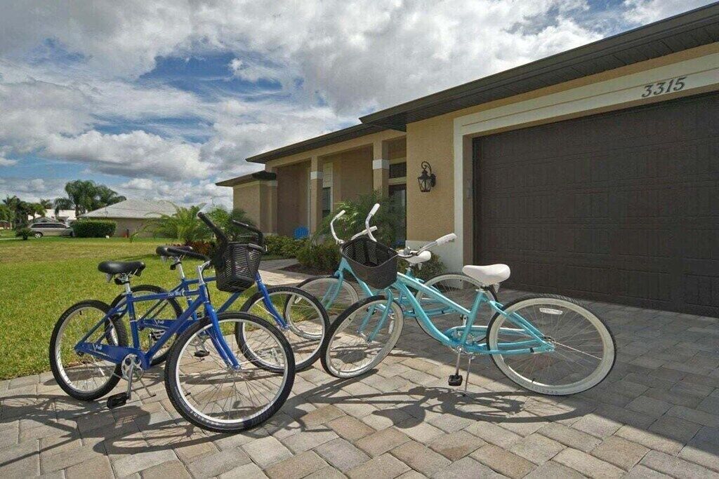 Deux vélos sont garés devant un immeuble, le numéro de garage étant le 3315.