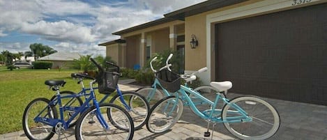 Deux vélos sont garés devant un immeuble, le numéro de garage étant le 3315.