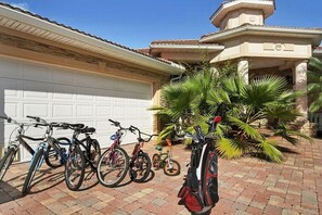 Ein Wohnhaus mit Garage, Auffahrt und einer Palme.