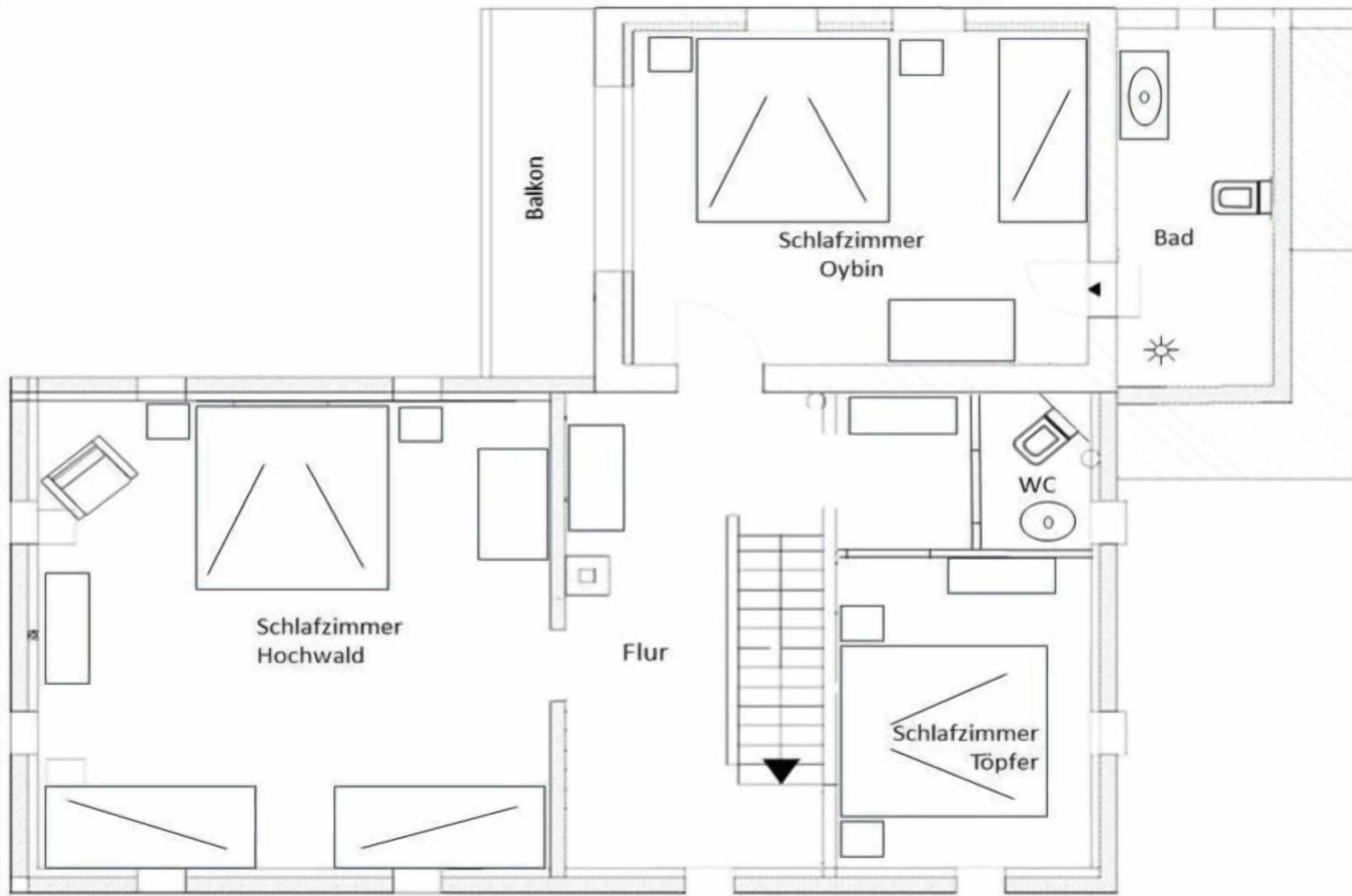 Un plan d’étage d’hôtel comprenant plusieurs salles de bain privatives, un balcon et un escalier.
