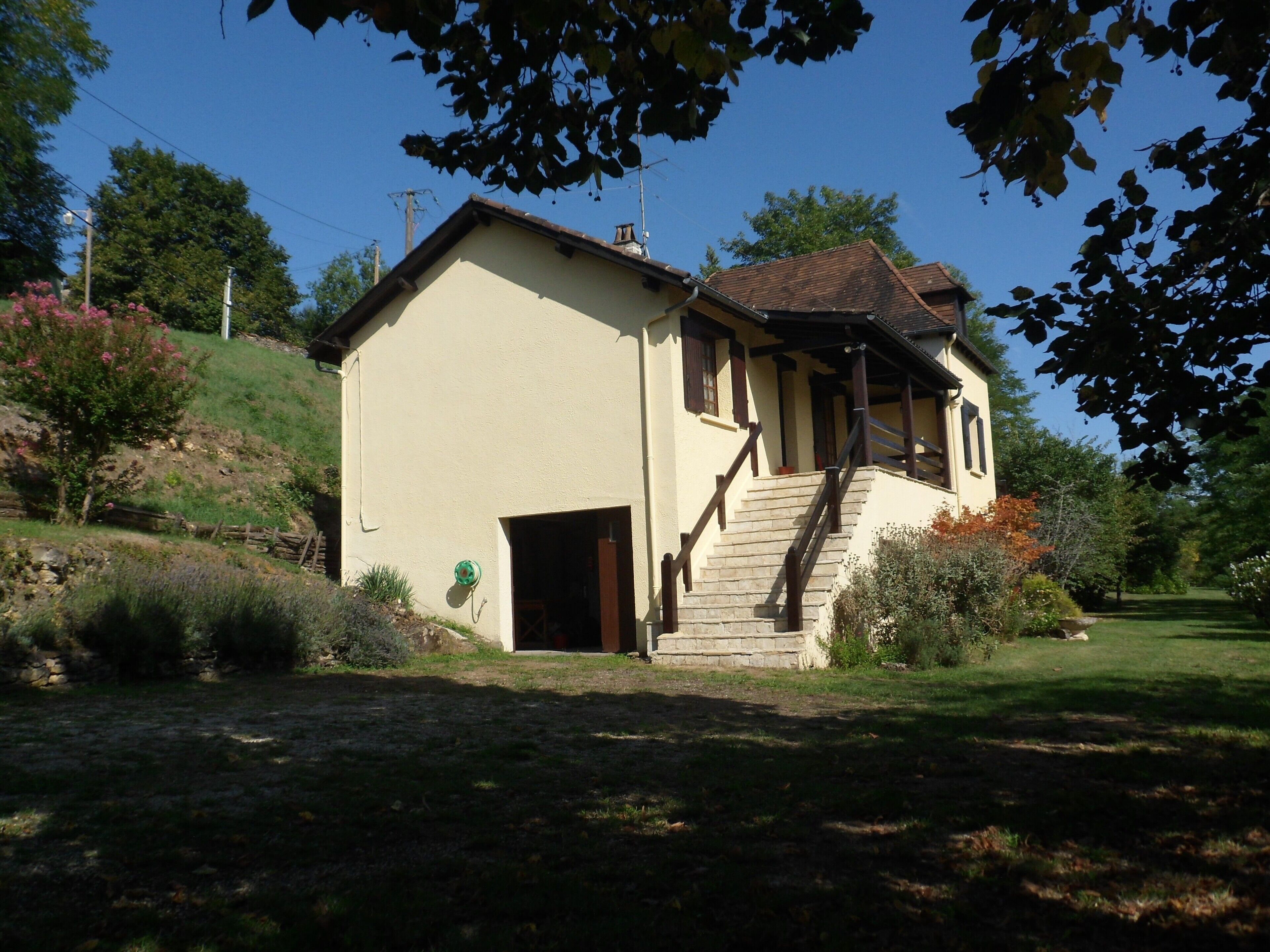 Un petit bâtiment d’un seul étage, doté d’un toit en pente, d’un escalier en bois menant à un porche et d’une porte.