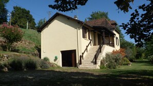 Un petit bâtiment d’un seul étage, doté d’un toit en pente, d’un escalier en bois menant à un porche et d’une porte.