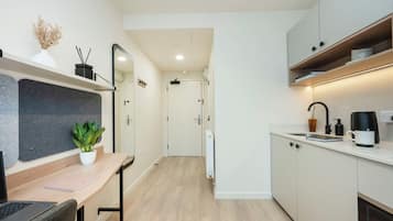 Studio, Bebas Asap Rokok | Interior