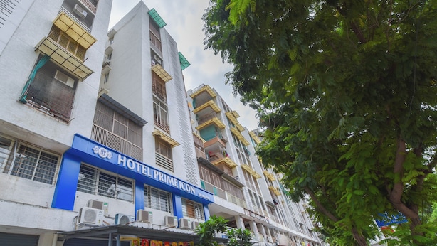 Un hotel con varios pisos, balcones y fachada azul.