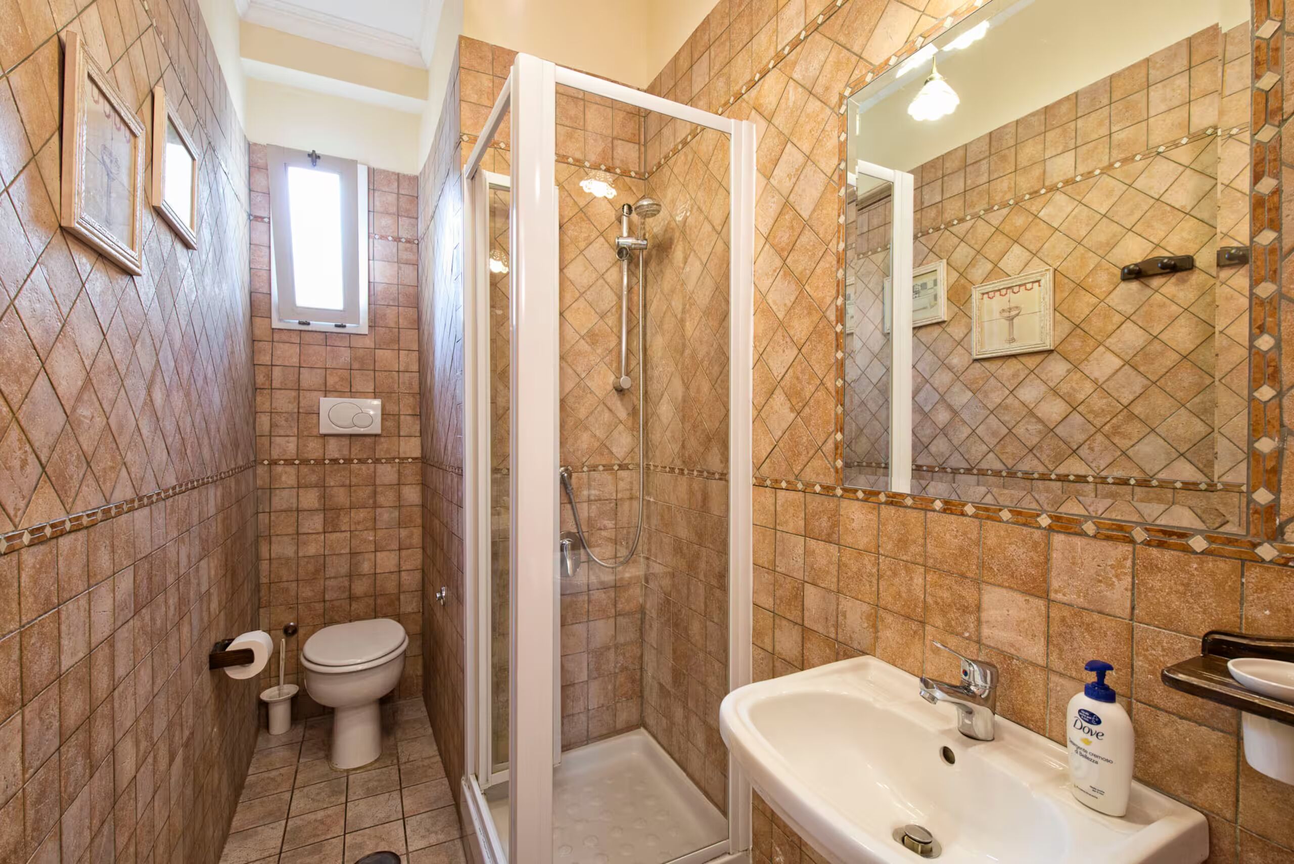 Un baño con ducha, inodoro y lavabo.