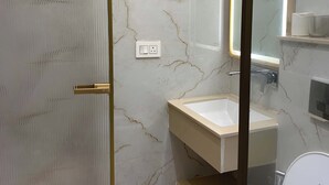 Shower, free toiletries, towels, soap - Aliste Hotel Prem Mandir Vrindavan (Vrindavan)