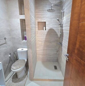 Ein kleines Badezimmer mit Toilette, Dusche und Waschbecken.