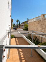 Apartamento Confort, balcón | Jardines del alojamiento
