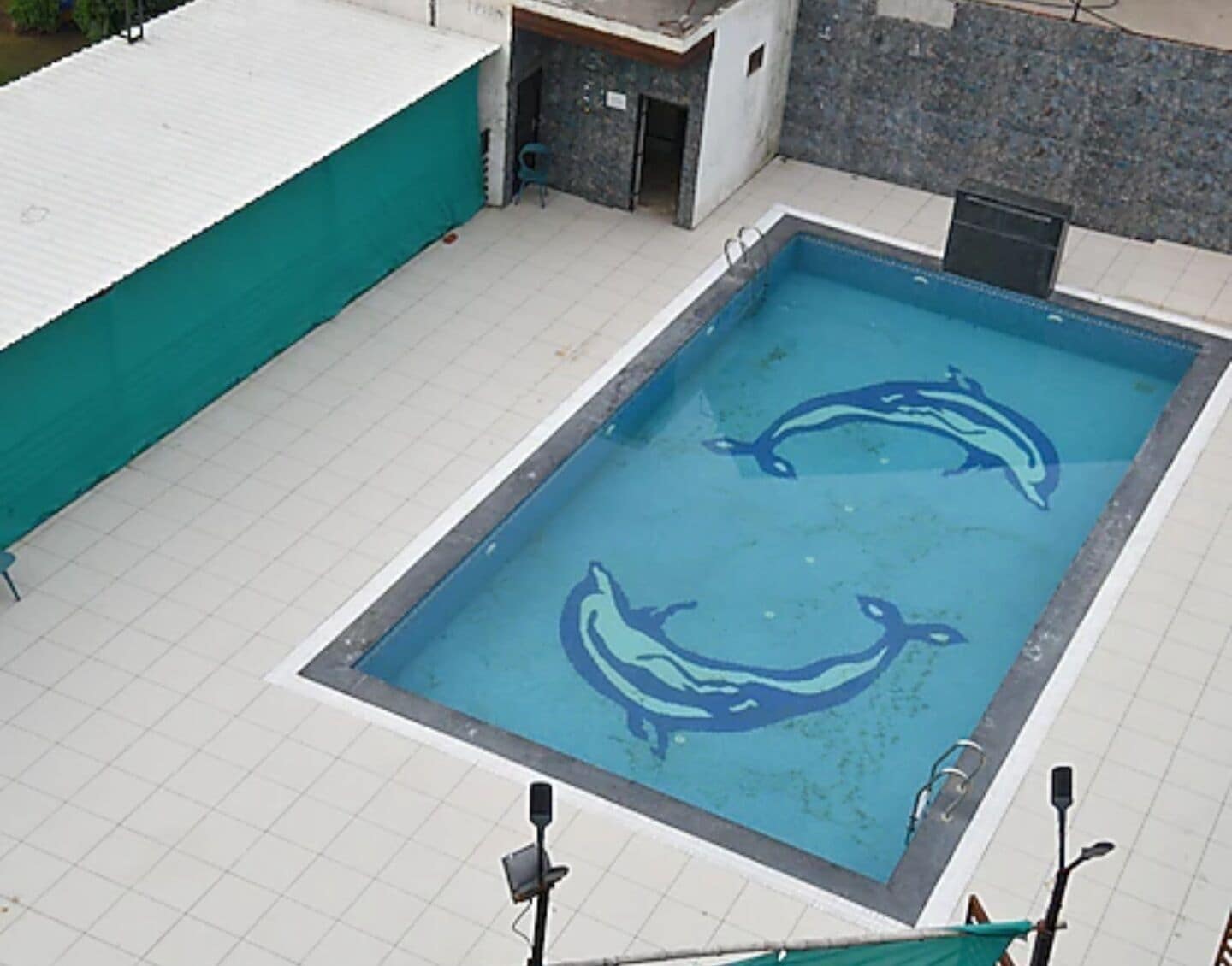 6 outdoor pools