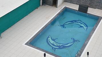 6 outdoor pools