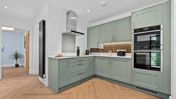 Coffee/tea maker, fridge, microwave, oven