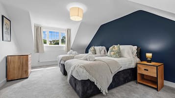 Desk, iron/ironing board, WiFi, bed sheets