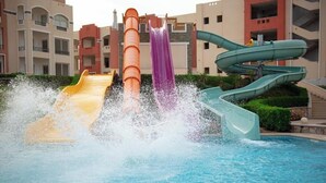 Un parc aquatique doté de plusieurs toboggans et d’une piscine.