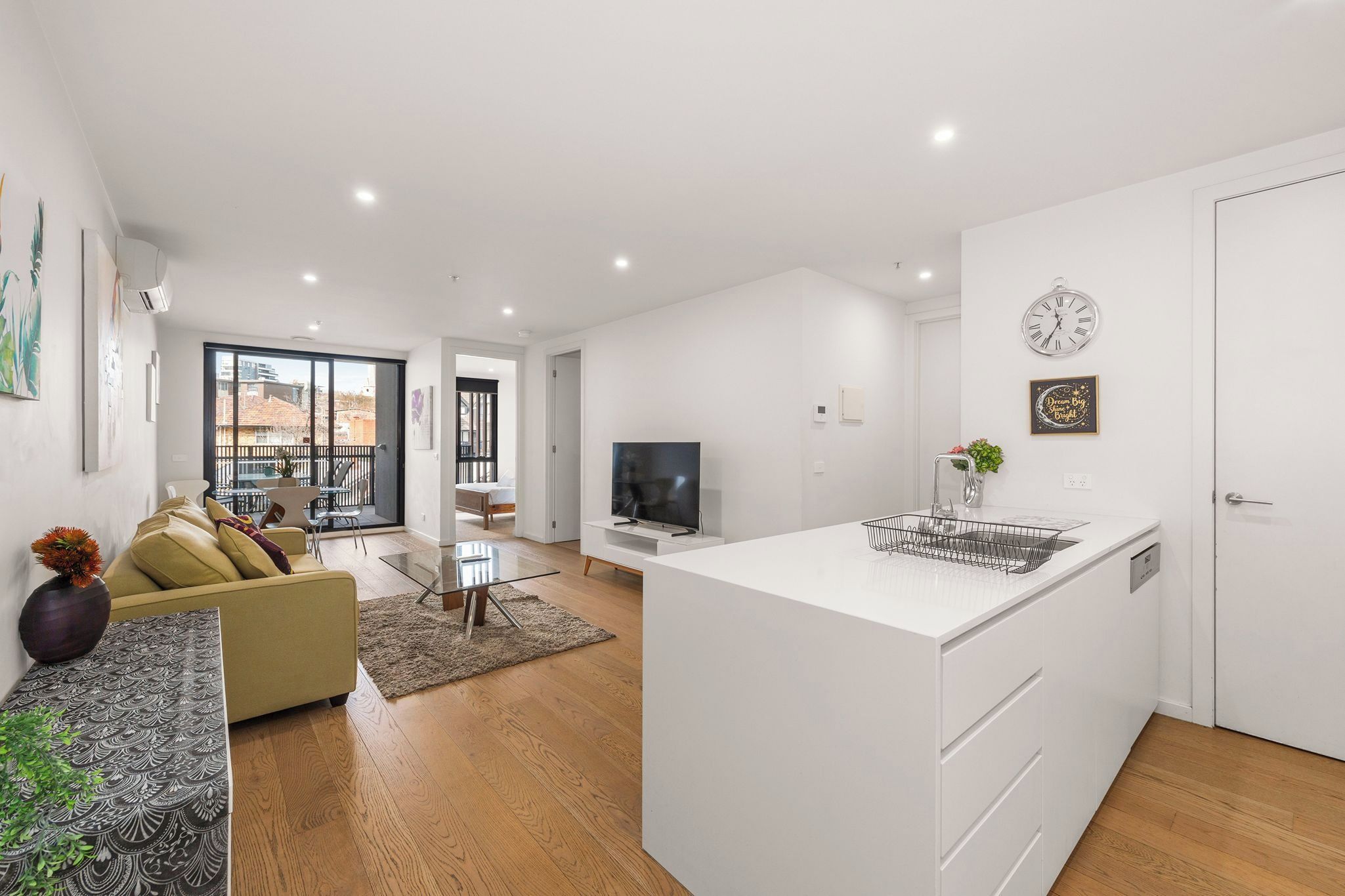 Un apartament modern amb saló, cuina i menjador.