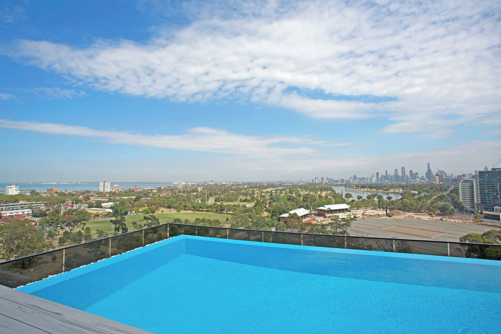 Ein Pool mit Blick auf die Stadtlandschaft.
