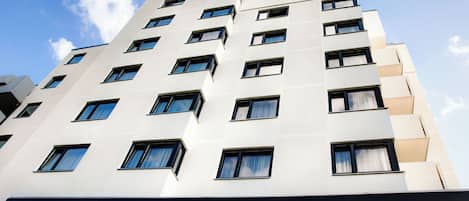 A multi-story hotel building with a sign reading 'Hotel Newton Heilbronn.'