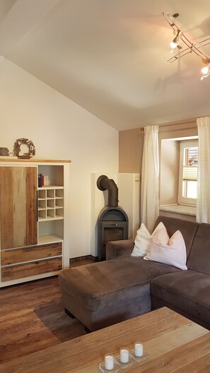 Fernseher, Kamin, Tischtennisplatte, Bücher