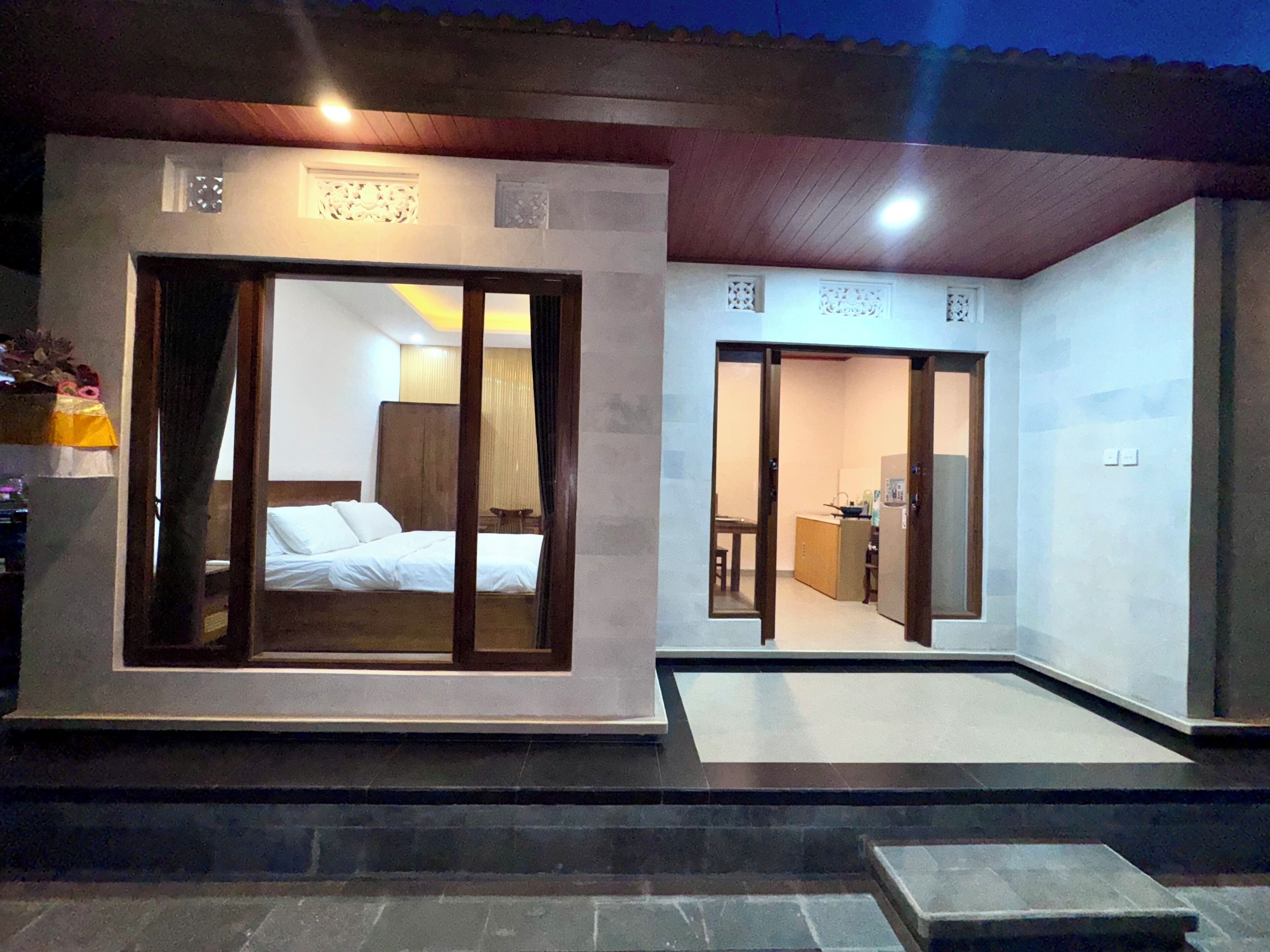 Une chambre d’hôtel avec un lit, un bureau et une kitchenette.