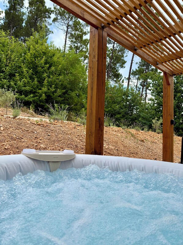 Outdoor spa tub - Vrbo Property (Saint-Martin-de-Valgalgues)