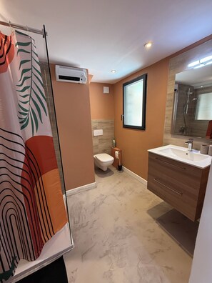 Bathroom - Vrbo Property (Saint-Martin-de-Valgalgues)