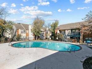 Una piscina rodeada de edificios de apartamentos.