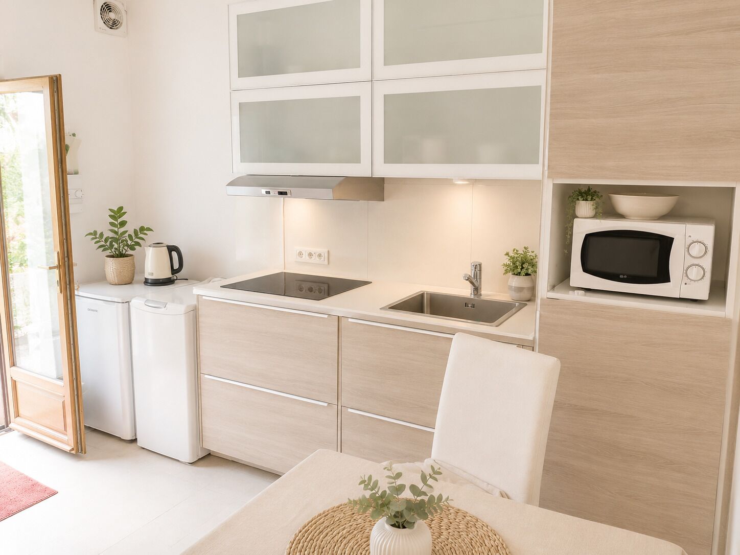 Coffee/tea maker, fridge, microwave, stovetop