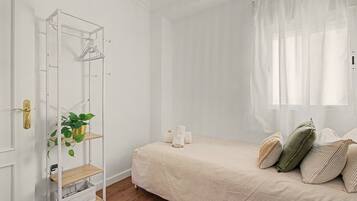 Iron/ironing board, WiFi, bed sheets