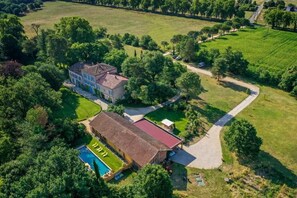 A large estate with multiple buildings, a swimming pool, and surrounding greenery. - Le Manoir du Thouron (Saint-Sulpice-la-Pointe)