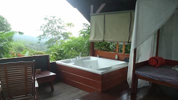 Outdoor spa tub