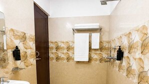 A bathroom with a sink, toilet, and shower area. - Hotel Tapovan Inn (Varanasi)