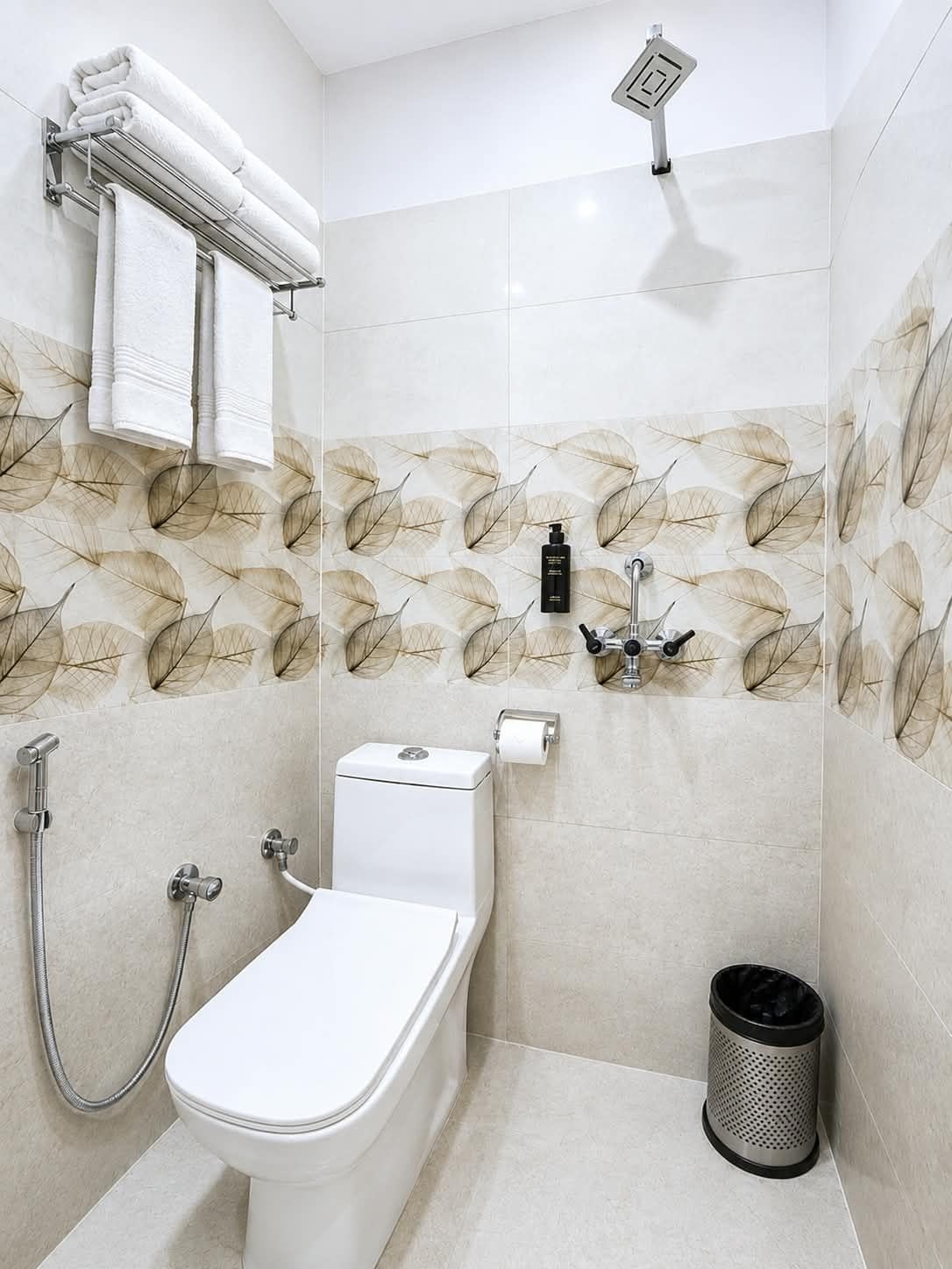 Un baño moderno con inodoro, bidé y ducha.