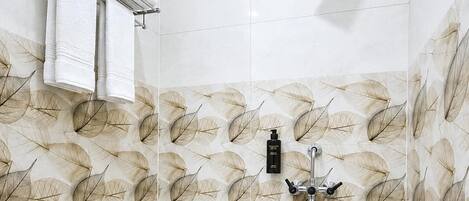 Un baño moderno con inodoro, bidé y ducha.