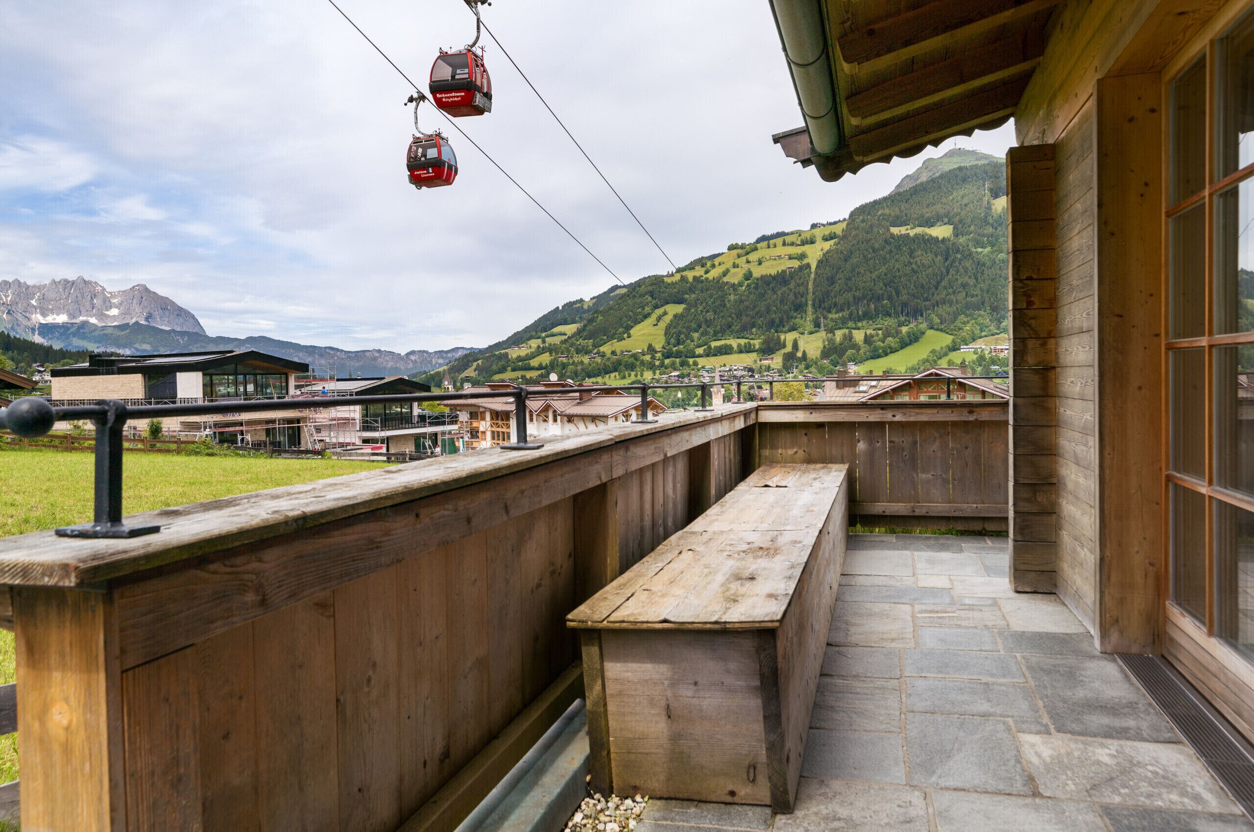 Book a studio apartment in Kitzbühel with views of Hahnenkammbahn, Wilder Kaiser and Kitzbüheler Horn, close to slopes and town center.