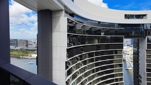Un edificio moderno con facciata curva e numerosi balconi.