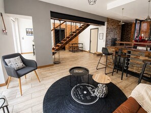 Ein modernes Interieur mit einer Treppe, einer Bar und einer Sitzecke.